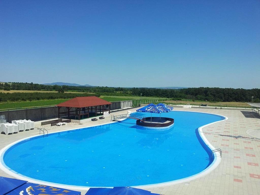 Hotel Bazeni Baikal Topola Esterno foto